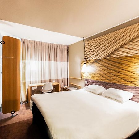 Ibis Reading Centre Hotel Стая снимка