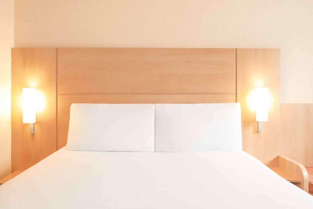 Ibis Reading Centre Hotel Стая снимка