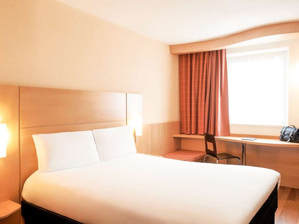 Ibis Reading Centre Hotel Стая снимка